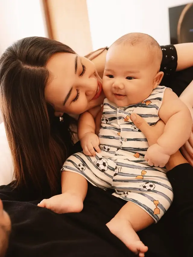 Aaliyah Massaid saat foto bersama Baby Arash [@aaliyah.massaid]