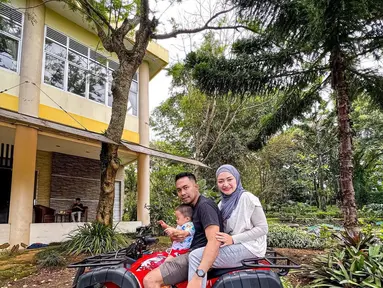 Faris tak perlu waktu lama untuk bisa dekat dengan Adzam, putra Nathalie Holscher.   Saat liburan Adzam terlihat akrab dengan kekasih baru ibunya. (Foto: Instagram/@nathalieholscher)