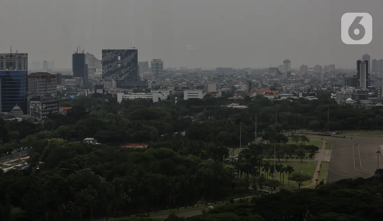 Lanskap gedung pencakar langit diambil dari kawasan Jakarta Pusat, Senin (26/9/2022). Pada Rabu (22/6), DKI menjadi yang terburuk di dunia dengan skor 163 alias tidak sehat. Di bawahnya, ada Beijing (159) dan Dhaka (157). (Liputan6.com/Johan Tallo)