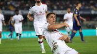 Striker AC Milan Krzysztof Piatek merayakan golnya ke gawang Hellas Verona pada pekan ketiga Liga Italia di Stadio Marc'Antonio Bentegodi, Senin (16/9/2019) dini hari WIB. AC Milan menang 1-0. (Simone Venezia/ANSA via AP)