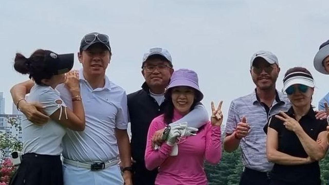 Rumah tangganya dengan pelatih Timnas Indonesia sepakbola ini tampak harmonis. Ini momen mesra saat golf bareng bersama keluarga.
