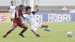 Pemain Persita Tangerang, Mohammad Edo (kanan) berebut bola dengan pemain Borneo FC, Terens Puhiri dalam laga pekan ke-6 BRI Liga 1 2021/2022 di Stadion Pakansari, Bogor, Sabtu (10/2/2021). (Bola.com/M Iqbal Ichsan)
