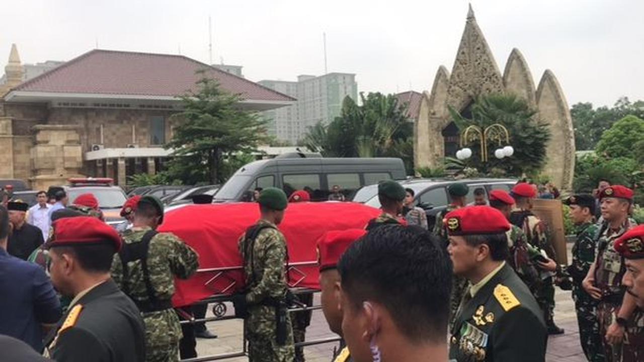 Jenazah Doni terlebih dahulu dibawa ke rumah duka di BSD Tangerang Selatan, usai dimandikam di RS Siloam.&nbsp;<br>
