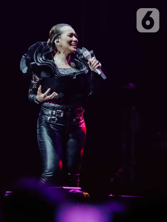 Aksi panggung Reza Artamevia saat tampil dalam festival musik Love Fest di Istora Senayan, Jakarta, Sabtu (22/2/2020). Dalam penampilannya Reza Artamevia membawakan sejumlah lagu hitsnya seperti satu yang tak bisa lepas, keabadian, berharap tak berpisah. (Liputan6.com/Faizal Fanani)