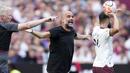 Reaksi kecewa pelatih Manchester City, Pep Guardioala di depan pelatih West Ham United, David Moyes pada laga pekan kelima Premier League 2023/2024 di London Stadium, London, Sabtu (16/9/2023) malam WIB. (AP Photo/Kin Cheung)