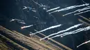 Pesawat tempur F 5 Tiger membentuk formasi menggunakan pesawat tempur selama demonstrasi penerbangan Angkatan Udara Swiss di Axalp, 10 Oktober 2018. (Photo by Fabrice COFFRINI / AFP)