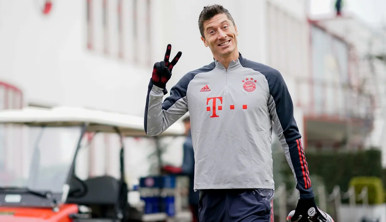 Penyerang Bayern Munchen, Robert Lewandowski tiba menghadiri sesi latihan tim di Munich, Jerman selatan (24/11/2020). Munchen akan bertanding melawan Salzburg pada Grup A Liga Champions di Allianz Arena. (AFP/Marco Donato)