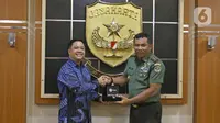 Director Programming SCTV, David Suwarto (kiri) memberikan plakat ke Pangdam Jaya Mayjen TNI Eko Margiyono seusai kunjungan di Makodam Jaya, Jakarta, Selasa (10/12/2019). Kunjungan ini untuk menjalin hubungan kedua pihak. (Liputan6.com/Herman Zakharia)