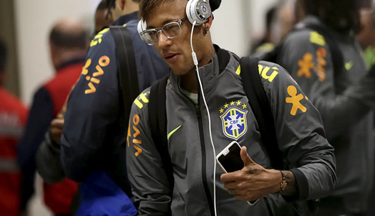 Neymar tiba di bandara kota Temuco, Cile. (REUTERS/Ueslei Marcelino)