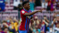 Ansu Fati. Striker berusia 18 tahun ini memasuki musim ketiganya bersama Barcelona musim ini. Saat ini kondisinya sudah berangsur membaik usai menjalani pemulihan pasca cedera. Ia diturunkan di laga terakhir Barcelona saat menang 3-0 atas Levante dan turut menyumbang 1 gol. (AP/Joan Monfort)
