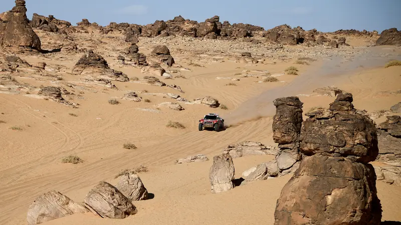 Pembalap asal Prancis, Stephane Peterhansel dan navigatornya Paulo Fiuza berhasil memenangkan stage keempat Reli Dakar 2020 yang menempuh rute dari Neom ke Al-Ula, Arab Saudi, 8 Januari 2020.