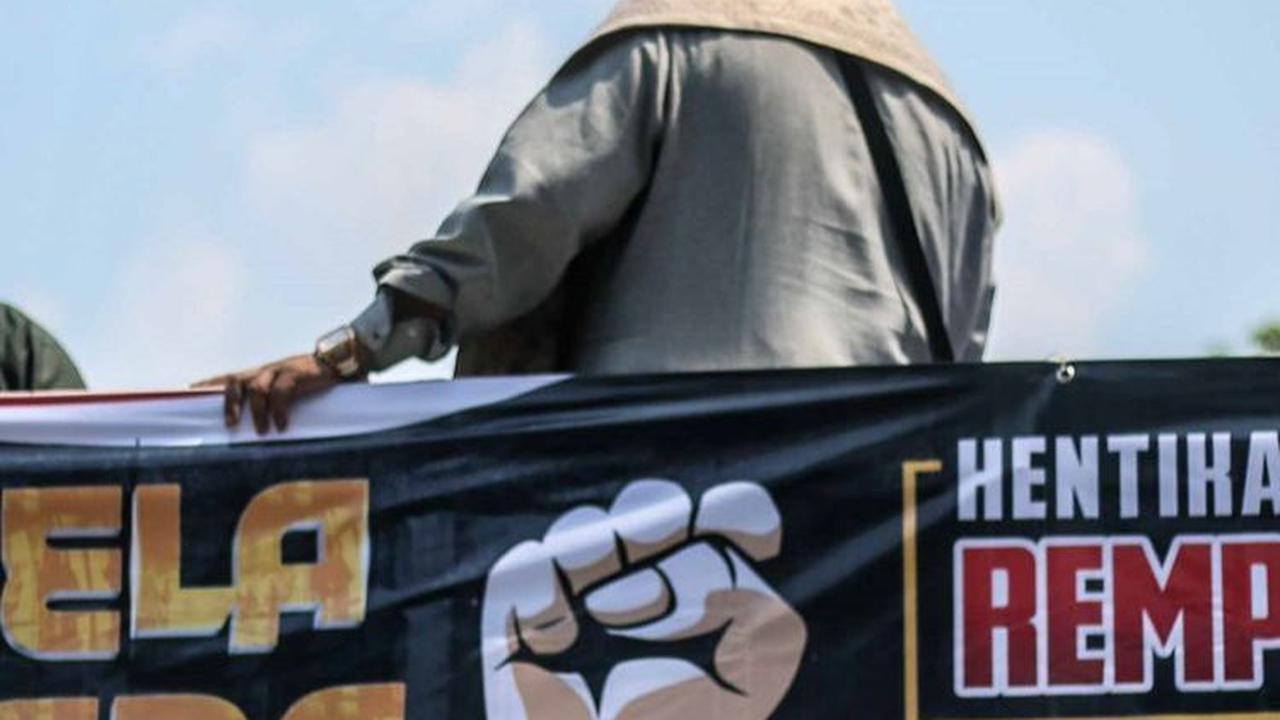 Dalam aksinya mereka menuntut untuk menyikapi konflik lahan di Rempang. <br>