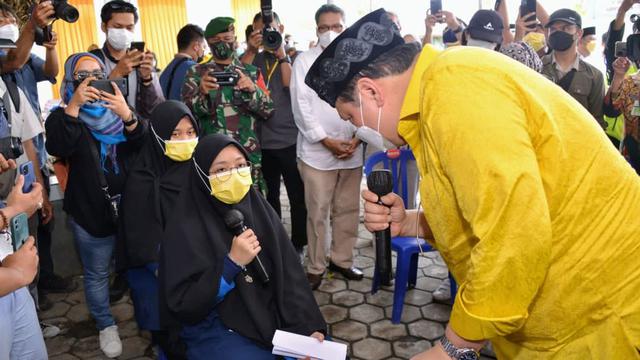 Menteri Koordinator Bidang Perekonomian Airlangga Hartarto mengunjungi sentra vaksinasi di Pondok Pesantren Al Manshurin. ( Sumber ekon.go.id)