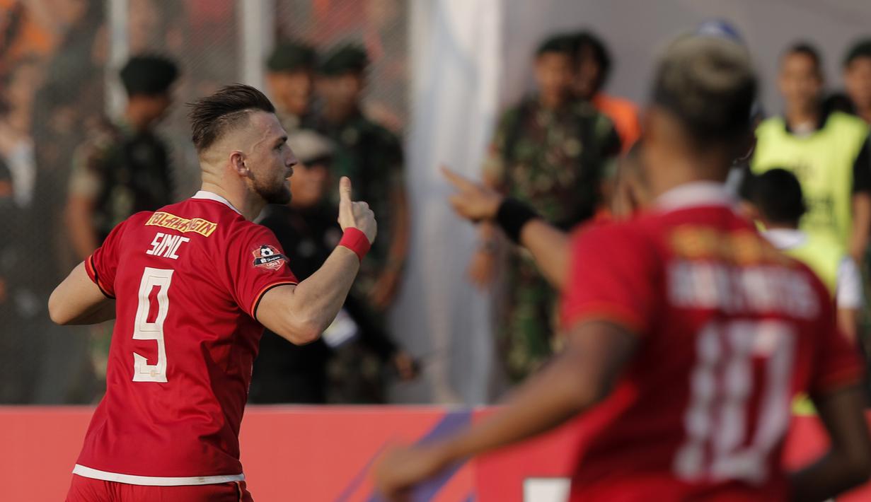 Striker Persija Jakarta, Marko Simic, melakukan selebrasi usai membobol gawang Kalteng Putra pada laga Liga 1 2019 di Stadion Madya, Jakarta, Selasa (20/8). Persija menang 3-0 atas Kalteng Putra. (Bola.com/M Iqbal Ichsan)