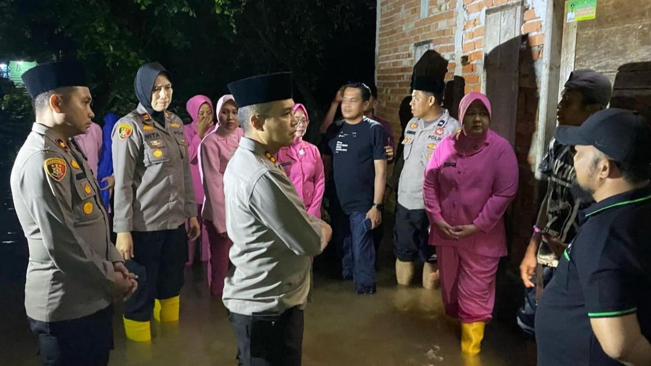 Polres Kampar Bagikan Makanan Sahur untuk Warga Korban Banjir di Tanjung Rambutan