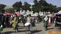 Orang-orang berlalu-lalang di jalanan menyusul pembukaan kembali bank dan pasar setelah Taliban mengambil alih kekuasaan di Kabul, Afghanistan, pada Sabtu (4/9/2021). Setelah 20 tahun digulingkan, kelompok Taliban kembali menguasai Afghanistan. (AP Photo/Wali Sabawoon)