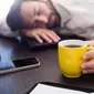 Ilustrasi tidur siang VS kopi (iStockphoto)