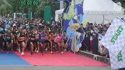 Pelari nasional, Agus Prayogo(tengah) saat melakukan start di ajang Pertamina Eco Run 2017 kategori 10K umum pria di Pantai Karnaval Ancol, Jakarta, Sabtu (16/12). Agus menjadi yang tercepat di kategori tersebut. (Liputan6.com/Helmi Fithriansyah)