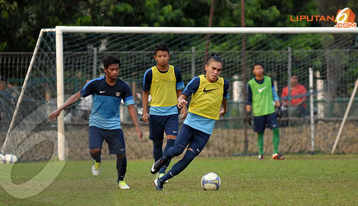 Paulo Oktavianus Sitanggang terlihat berebut bola dengan Ilham Udin Armaiyn dalam sesi latihan di Lapangan C Senayan Jakarta (Liputan6.com/Helmi Fithriansyah)