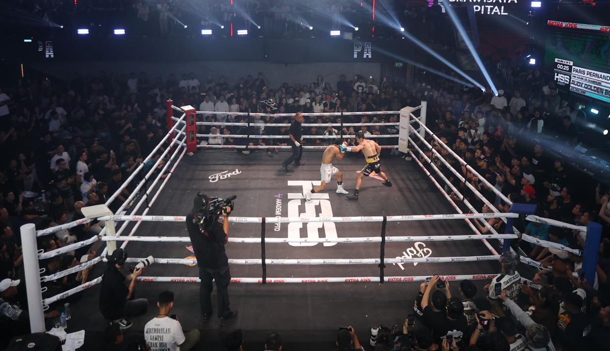 Dipimpin wasit Rino Ukru, laga Paris Pernandes vs Rudy Golden Boy memperebutkan gelar WIC (World Influencer Championship). Tampak dalam foto, Rudy Golden Boy saat bertanding melawan Paris Fernandez pada laga HSS Series 6 di W Superclub Gatsu, Jakarta, pada Senin (10/11/2025) dini hari WIB. (Bola.com/M Iqbal Ichsan)