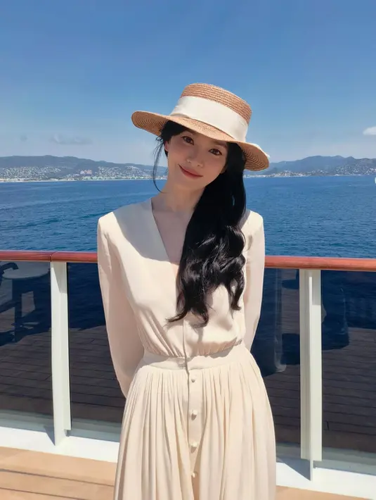 Dalam unggahan tersebut, Song Hye Kyo memperlihatkan keseimbangan sempurna antara bekerja dan berlibur. Latar laut biru yang tenang, dek kapal yang mewah, hingga suasana santai di bawah sinar matahari menjadi pelengkap sempurna bagi penampilannya yang effortless namun tetap sophisticated. [Dok/@kyo1122].
