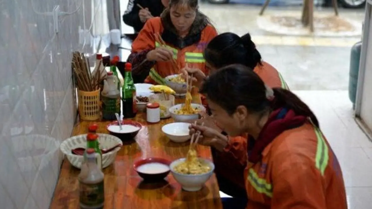 Terpuji, Pemilik Restoran Beri Sarapan Gratis Bagi Penyapu Jalan