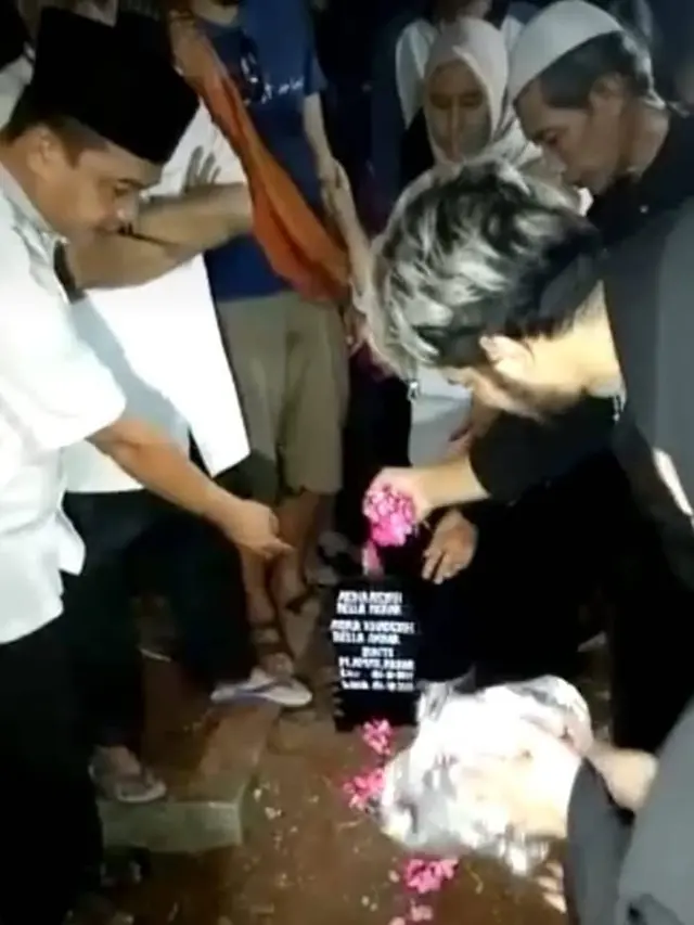 6 Momen Haru Ammar Zoni Saat Memakamkan Putri Kembarnya