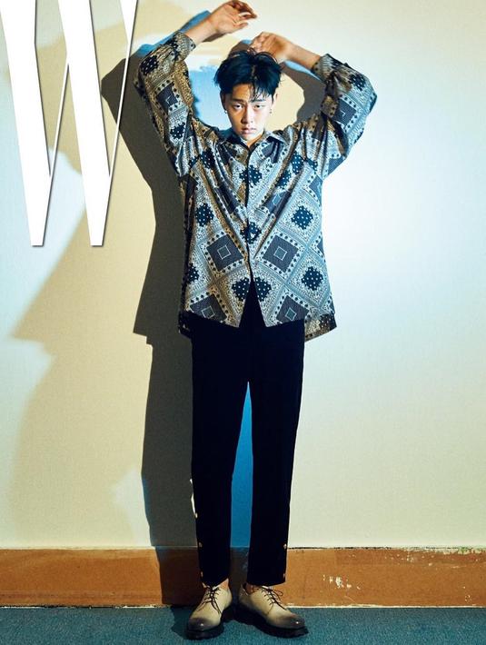 Kwon Hyun Bin juga pernah gunakan batik saat menjadi cover majalah. Ia menghiasi cover majalah tersebut dengan batik lengan panjang dengan paduan celana hitam dan sepatu coklat. (Liputan6.com/IG/@komurola)