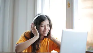 8 Ciri Kepribadian Perempuan yang Suka Membaca dan Mendengarkan Podcast