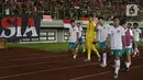 Pemain Timnas Indonesia U-19 mengitari lapangan menyapa suporter usai laga terakhir grup A Piala AFF U-19 2022 melawan Myanmar U-19 di Stadion Patriot Candrabhaga, Bekasi, Jawa Barat, Minggu (10/7/2022). Timnas Indonesia U-19 gagal melaju ke semifinal meski berhasil menundukkan Myanmar U-19 dengan skor 5-1. (Liputan6.com/Helmi Fithriansyah)