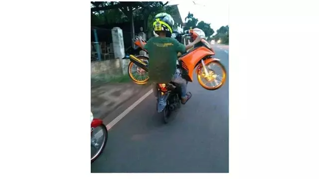 6 Potret Orang Setia Kawan Ini Bikin Tepuk Jidat