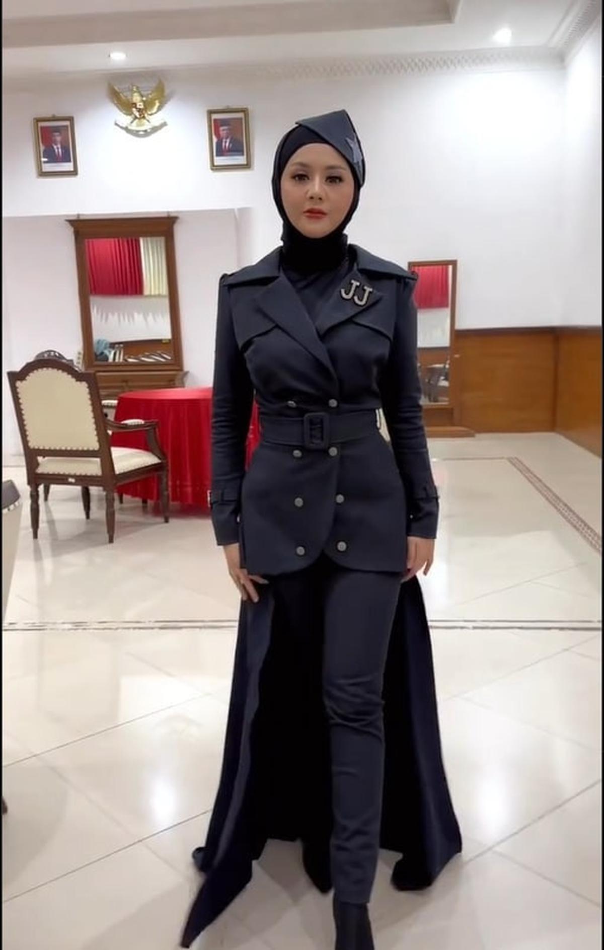 Gaya Modis Dengan Berpakaian Militer
