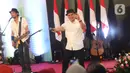 Vokalis Padi Reborn, Fadly dan Gitaris Piyu saat memeriahkan penutupan perdagangan bursa efek Indonesia tahun 2019 di BEI, Jakarta, Senin (30/12/2019). Padi Reborn menghibur para tamu undangan dalam penutupan perdagangan tersebut. (Liputan6.com/Angga Yuniar)