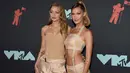 Gigi Hadid dan Bella Hadid menghadiri acara MTV Video Music Awards 2019 di Prudential Center, Newark, New Jersey, Senin (26/8/2019). Ini menjadi kali pertama bagi kedua supermodel tersebut tampil bersama dengan warna rambut pirang asli mereka. (Evan Agostini/Invision/AP)