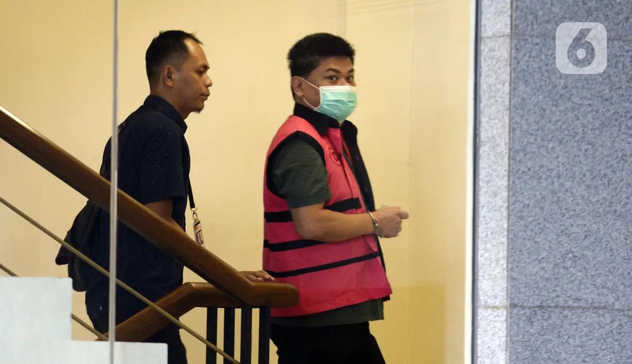 Presiden Komisaris PT Trada Alam Minera Tbk Heru Hidayat (kanan) bersiap menjalani pemeriksaan penyidik di Gedung KPK, Jakarta, Selasa (17/3/2020). Heru diperiksa sebagai tersangka terkait dugaan korupsi di PT Asuransi Jiwasraya (Persero). (merdeka.com/Dwi Narwoko)