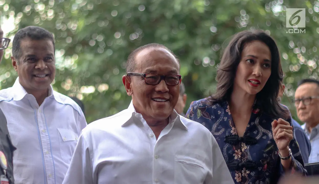 Ketua Dewan Pembina Partai Golkar Aburizal Bakrie (kanan) tiba di gedung KPK untuk menjalani pemeriksaan, Jakarta, Kamis (16/11). Aburizal Bakrie diperiksa KPK sebagai saksi dugaan korupsi e-KTP dengan tersangka Setya Novanto. (Liputan6.com/Faizal Fanani)