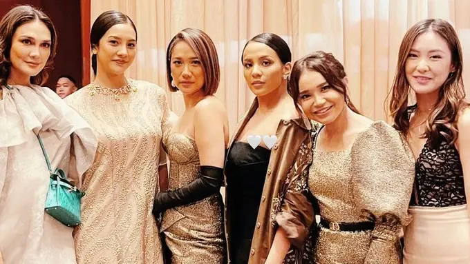 Penampilan glamor tamu Vidi Aldiano dan Sheila Dara