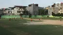 Warga berlatih sepak bola di Stadion Voetbalbond Indonesia Jacatra (VIJ), Petojo, Jakarta, Rabu (18/12/2019). Selain sebagai tempat berlatih sepak bola, stadion yang dibangun pada tahun 1928 tersebut kini juga dialihfungsikan untuk kegiatan lain. (Liputan6.com/Immanuel Antonius)
