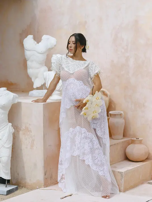 Bahkan Jennifer Bachdim tak ragu memamerkan baby bumpnya saat hamil anak keempat. Dalam balutan dress putih semi transparan, Jennifer pancarkan aura cantik luar biasa. Foto: Instagram.