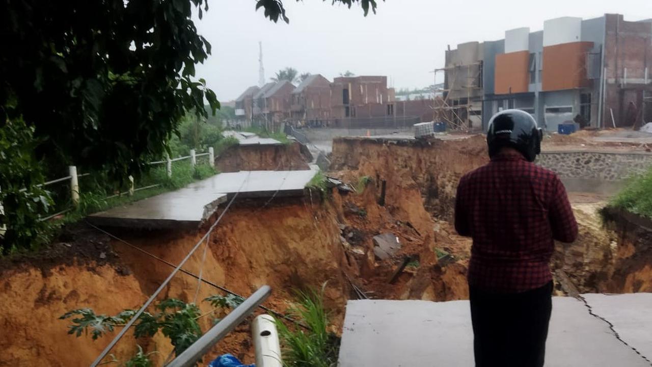 Jalan Alternatif Penghubung Tangerang dan Kabupate Bogor Amblas