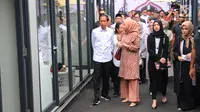 Presiden Joko Widodo atau Jokowi saat menghadiri peresmian Halal Park di Kompleks Gelora Bung Karno (GBK), Senayan, Jakarta, Selasa (16/4). Proyek ini akan memakan investasi senilai Rp 250 miliar. (Liputan6.com/Angga Yuniar)
