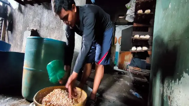 Cerita Produsen Tempe Cirebon Rumahkan Karyawan Imbas Kenaikan Harga Kedelai