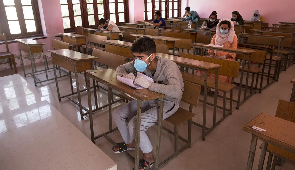 Para pelajar mengikuti ujian kelayakan yang digelar untuk menyeleksi peserta program sarjana medis di Srinagar, ibu kota musim panas Kashmir yang dikuasai India, pada 13 September 2020. (Xinhua/Javed Dar)