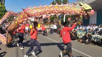 Ribuan masyarakat Garut dan Jawa Barat, nampak ceria mengikuti Jalan Asyik Harmoni Beragama dan Karnaval Budaya tingkat Jawa Barat, yang digelar kementerian Agama (Kemenag) Kabupaten Garut. (Liputan6.com/Jayadi Supriadin)