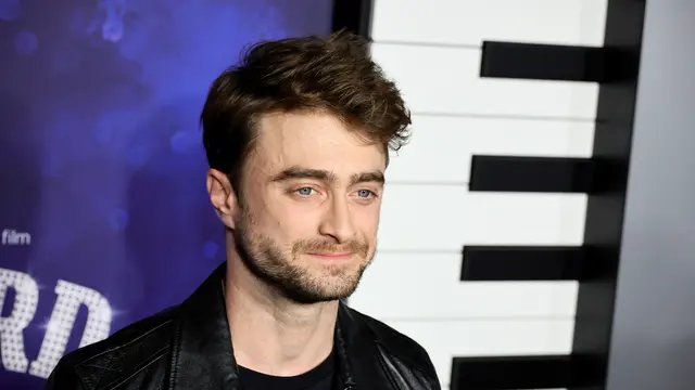 Daniel Radcliffe Tampil Keren dalam Balutan Jaket Kulit di Pumatara Film Terbarunya