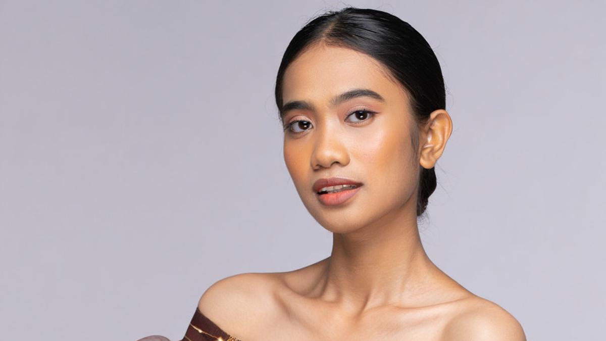 6 Pesona Batik Lengan Ruffle Transparan untuk Dress Pesta 2025, Anggun dan Menawan