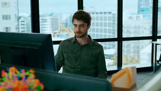 Daniel Radcliffe dalam Guns Akimbo ( Ingenious Media  via IMDb)