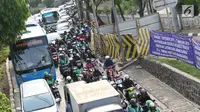 Kondisi jalan yang terlihat macet akibat adanya pengalihan arus lalu lintas di Jalan Sultan Agung, Jakarta, Rabu (25/10). Macet ini disebabkan karena adanya pengalihan arus untuk pengerjaan double-double track kereta api. (Liputan6.com/Immanuel Antonius)