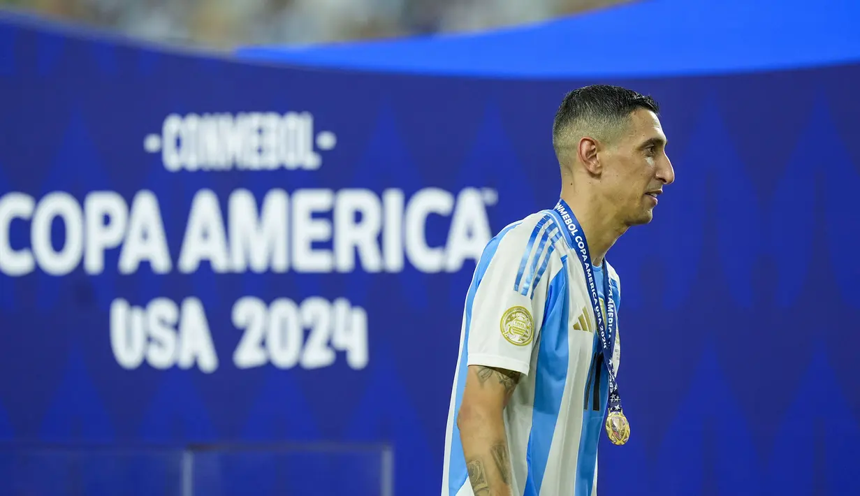 Pemain Argentina, Angel Di Maria saat mendapatkan medali setelah memenangkan Copa America 2024 di Hard Rock Stadium, Miami, Florida, Senin (15/07/2024) WIB. (AP Photo/Rebecca Blackwell)