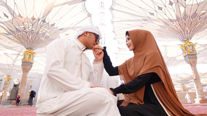 Guntur Triyoga saat beribadah umrah